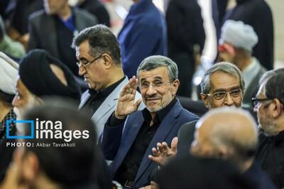 لحظه تسلیت گفتن احمدینژاد به فرزند رهبر شهید
