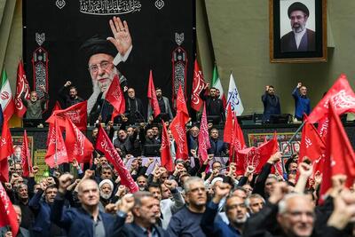 نمایندگان پرچم به دوش وارد صحن مجلس شدند