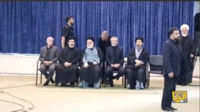 فیلم / حضور سه فرزند رهبر شهید انقلاب در مراسم بزرگداشت ایشان در مصلای تهران