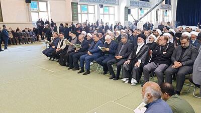  حواشی ختم رهبر شهید انقلاب در مصلا؛ قرائتی و احمدی‌نژاد هم آمدند