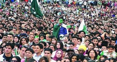بمب ساعتی جمعیت؛ پاکستان مهار بحران را به فرمانده ارتش سپرد