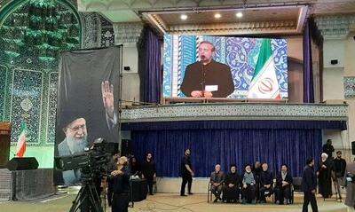 آیین بزرگداشت رهبر شهید در شبستان مصلی تهران آغاز شد/ ویدئویی از حضور 3 فرزند ایشان