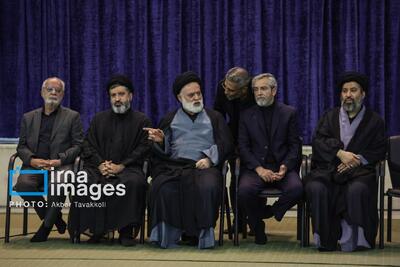 ببینید | حضور سه فرزند رهبر شهید انقلاب در مراسم بزرگداشت ایشان در مصلای تهران