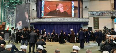  پزشکیان در مراسم بزرگداشت رهبر شهید در کنار برادر همسر آیت الله سید علی خامنه‌ای/ رییس جمهور در کنار کدام پسر رهبر شهید نشسته بود + عکس
