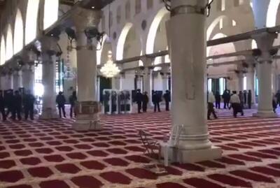  فیلم/ یورش اشغالگران صهیونی به محل اقامه نماز در مسجدالاقصی