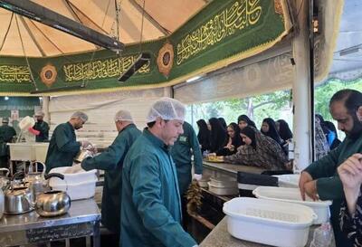  خدمت خادمان هیئت حضرت زینب(س) کنگان در چایخانه‌های حرم رضوی