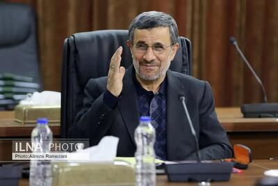 احمدینژاد در جمع سران سیاسی کشور دیده شد