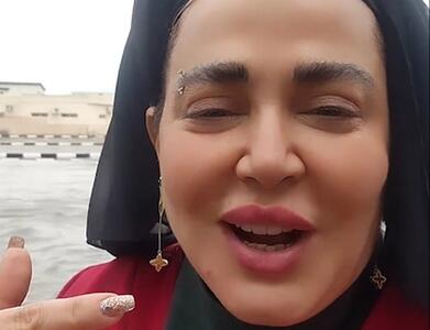  بهاره رهنما با پاچه‌ بالا زده وسط سیل دبی