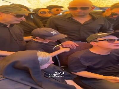  بی‌قراریِ داریوش فرضیایی در مراسم خاکسپاری مادرش