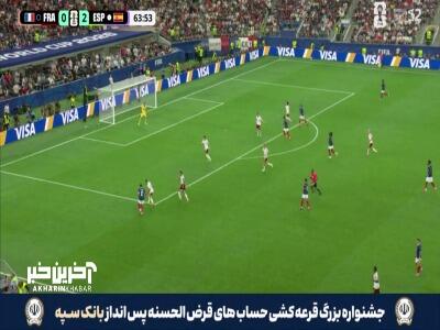 ضربه زاویه بسته امباپه با برخورد به مدافعین به کرنر رفت