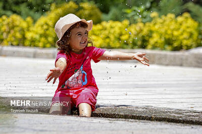  فرار از گرما در آبشار گنج‌نامه