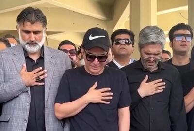  لحظه نماز خواندن داریوش فرضیایی بر پیکر مادرش