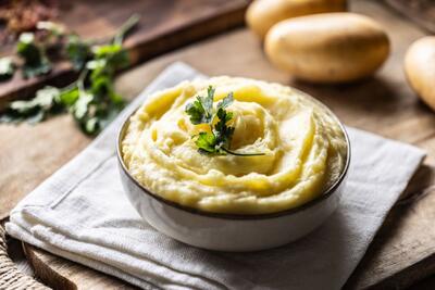  طرز تهیه پوره سیب زمینی با سیر تنوری، یک دورچین حرفه ای و خوشمزه