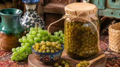 غوره شور خانگی با آب نمک؛ راز ترد ماندن غوره و خوش طعم شدن آن مثل ترشی های قدیمی