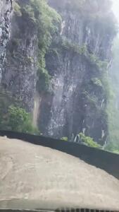عبور خودرو از جاده کوهستانی غرق در سیلاب