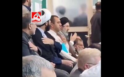 سینه زنی سید مجتبی خامنهای در یک مسجد | ویدئو