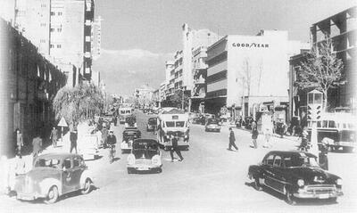  عکس|  راننده تهرانی در کنار ماشینش در یکی از خیابان‌های تهران؛ ۸۸ سال پیش