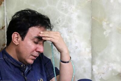  ببینید | بی‌قراری داریوش فرضیایی در وداع با مادرش