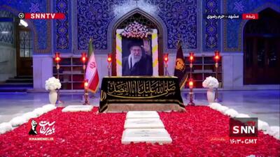  در فضای معنوی رواق دارالذکر حرم امام رضا (ع) آیاتی از قرآن کریم بر مزار پاک رهبر شهید انقلاب اسلامی زمزمه شد
