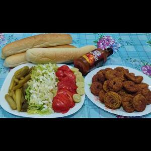  تایم ناهار .. فلافل خونگی ..و خیارشور خونگی ،تُرد خوشمزه نوش نگاهتون😋🌺