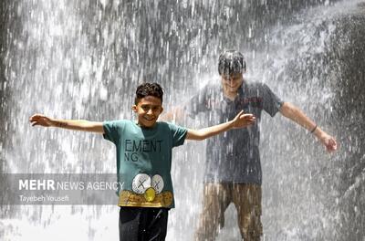  فرار از گرما در آبشار گنج‌نامه