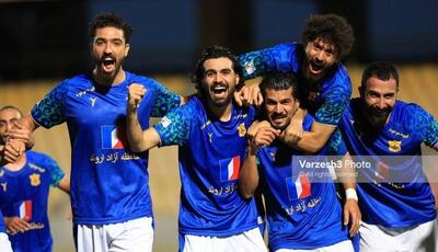 ساز صعود آبودان در دست آقای گل