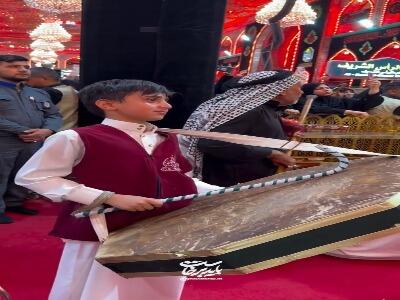  دلتنگی نوجوان دلداده رهبر شهید انقلاب در سوگ فراق ایشان در حرم امام حسین(ع)