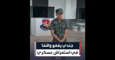  خواب ایستاده سرباز تایلندی در رژه پر هیاهوی سربازان