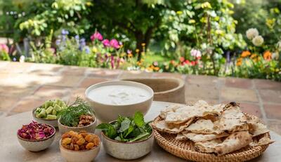 طرز تهیه آبدوغ خیار سنتی با ماست و کشمش / غذای خنک و تابستانی