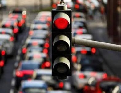 چرا پشت چراغ قرمز به اطراف نگاه می‌کنیم؟