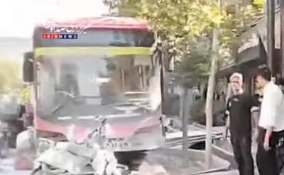  یک اتوبوس در تهران ترمز برید و ماشین پلیس را زیر گرفت
