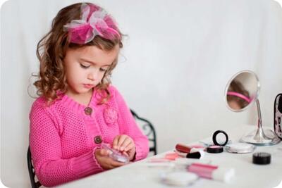  چگونه مانع آرایش کودکان خردسالمان شویم؟ | معرفی ۴ راه‌کار تربیتی مهم