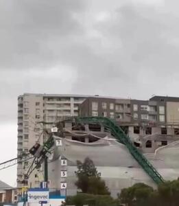  لحظه سقوط جرثقیل غول‌پیکر بر اثر طوفان