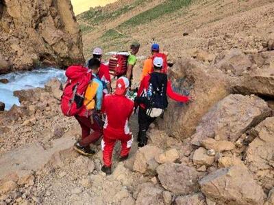  امدادگران هلال احمر ۲ کوهنورد زخمی را در علم کوه نجات دادند