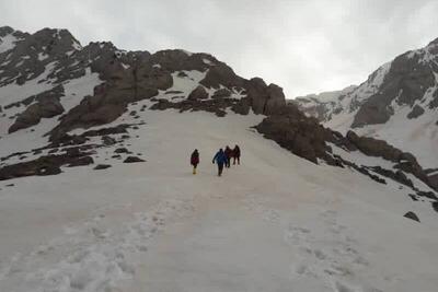  نجات ۲ کوهنورد مصدوم از یخچال خرسان علم‌کوه