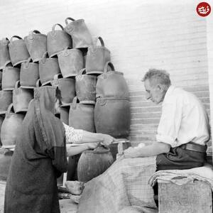  مغازۀ فروش «سطل‌هایی که از لاستیک ماشین درست شده بودند»؛ اصفهان، دهۀ 1330(عکس)