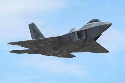  انتشار ویدئوی پرواز بمب‌افکن‌های رادارگریز B-2 و جنگنده‌های F-22؛ گمانه‌زنی‌ها درباره تصمیم جدید ترامپ | ویدئو