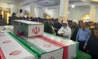  وداع پرشور مردم هرمزگان با شهدای حمله تجاوزکارانه آمریکا به بندرخمیر