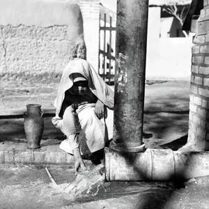 پیرمرد تهرانی در حال پر کردن کوزه از آب چاه؛ سال ۱۳۴۰