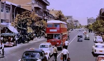  عکس/ پیرمرد تهرانی در حال پر کردن کوزه از آب چاه؛ سال ۱۳۴۰