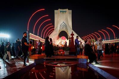 ویدئو | چهارمین سوگواری آئینی محرم شهر با حضور و اجرای بیش از ۵۰ گروه هنری در میدان آزادی تهران