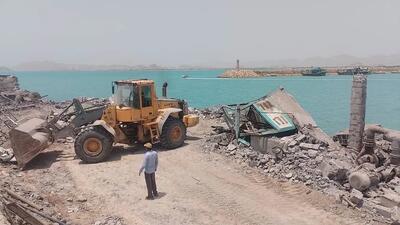  آواربرداری تاسیسات آسیب دیده آب شیرین کن غرب جاسک به پایان رسید/ عملیات فونداسیون و بازسازی آغاز شد+ عکس