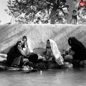  دختران اصفهانی در حال شست‌و‌شوی ظرف و لباس در کنار جوی آب؛ 65 سال قبل (عکس)