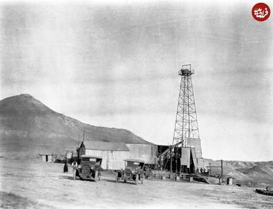  اتومبیل‌های قدیمی در کنار چاه نفت در «مسجد سلیمان»؛ سال 1312 (عکس)