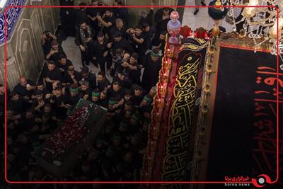  نمایی متفاوت از طواف پیکر رهبر شهید انقلاب اسلامی بر گرد ضریح مطهر حضرت اباالفضل العباس علیه‌السلام