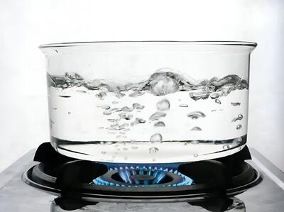 چی کار کنیم آب سریع جوش بیاید؟ | جوشاندن سریعتر آب با این ترفندهای ساده