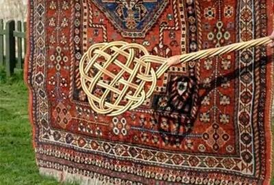  سفر به ایران قدیم؛ مرد اصفهانی در حال تکاندن قالی‌ها با چوب؛ سال 1340