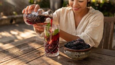  طرز تهیه شربت توت سیاه خانگی؛ فوق العاده غلیظ، کاملاً اقتصادی و بدون مواد نگهدارنده