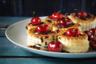  طرز تهیه انواع کیک و دسر با گیلاس، از کلاسیک تا مدرن