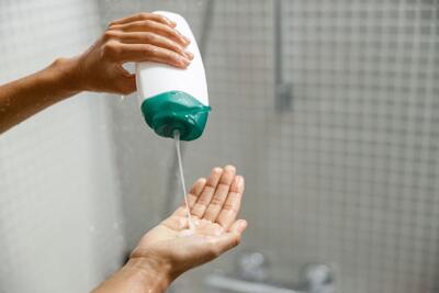  بهترین شامپوهای درمانی برای پسوریازیس پوست سر ؛ معرفی ۶ محصول برتر